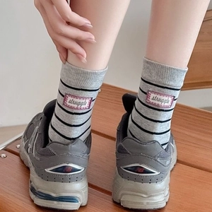 Women Striped Crew Socks Combed Cotton Letter Patch Decor Casual Daily Fashion Mid Tube Soft Breathable Comfortable Socks