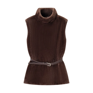 Détail d'un gilet en fausse fourrure marron foncé avec col montant et fine ceinture en cuir