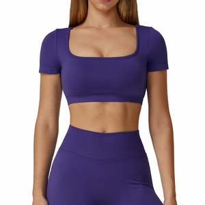 Nahtloses lila Yoga-Set mit hohlrückigem Kurzarm-Crop-Top und High-Waist-Leggings