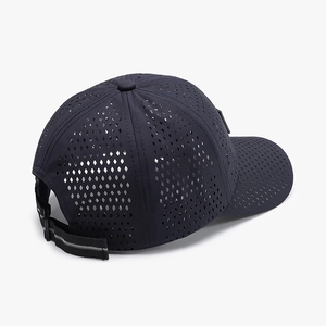 Casquette de sport bleu marine à séchage rapide avec trous laser diamant et sangle réglable