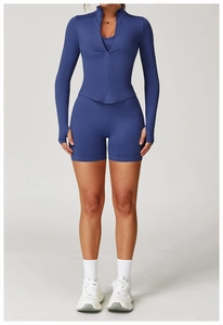 Détail d'un ensemble de yoga bleu foncé montrant le col montant et les passe-pouces