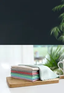 Gros plan de chiffons de nettoyage en microfibre à écailles colorées avec bords ondulés