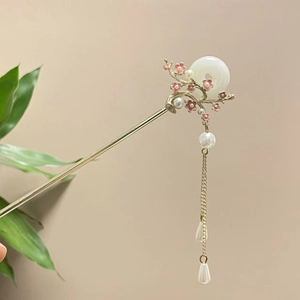 Detailansicht einer traditionellen chinesischen Haarnadel mit Pflaumenblüten und Perlen