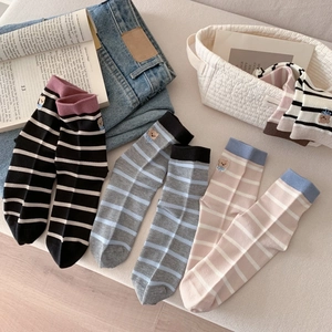 Trois paires de chaussettes mi-hautes rayées avec broderie ours en rose, noir et gris