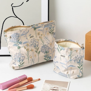 Set di borse da trucco in jacquard floreale beige e blu-oro con cerniera superiore