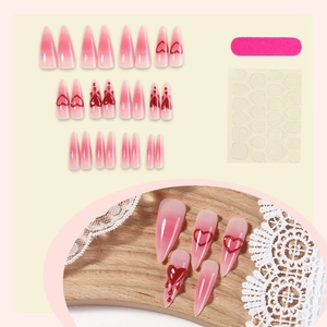 Faux ongles amande dégradé rose avec cœurs rouges 3D et motifs de gouttes d'eau