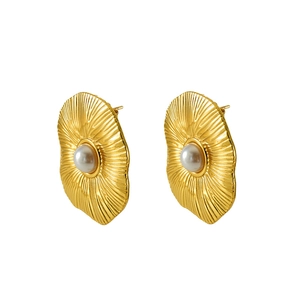 Vintage style 18k gold plated petal earrings with central pearl and ribbed texture