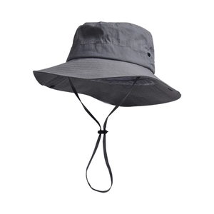 Dettaglio del cappello da sole grigio scuro impermeabile con coulisse regolabile e fibbia