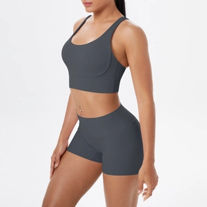 Détail d'un ensemble de yoga gris avec short taille haute et brassière à col en U