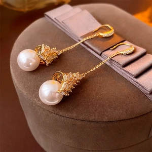 Boucles d'oreilles pendantes en perles dorées avec zircons étincelants de style français