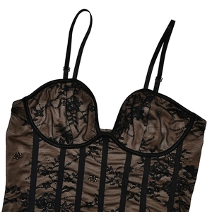 Detailaufnahme von schwarzem Spitzen-Miederkleid mit schmalen Trägern und Stützstäbchen-Design