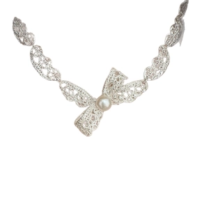 Collier élégant à pendentif nœud argenté avec texture métallique tissée et perle centrale