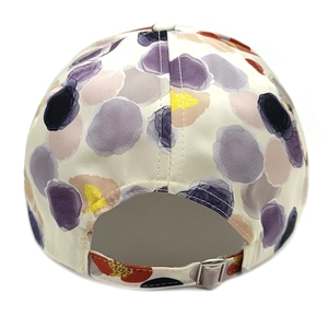 Vue arrière d'une casquette florale avec boucle réglable en argent et pois colorés