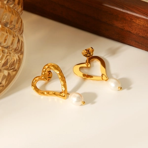 Boucles d'oreilles cœur dorées avec perles et texture martelée style luxueux