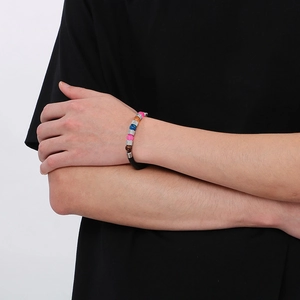 Bracciale da uomo in pelle con perline colorate e distanziatori in argento al polso
