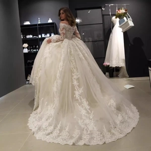 Robe de mariée col bateau champagne avec manches en dentelle florale et longue traîne