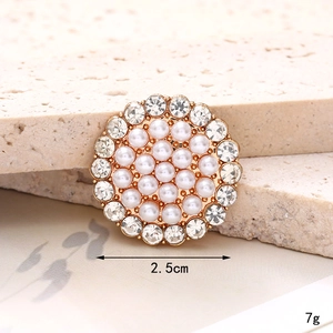 Close-up of pearl rhinestone shoe charm with 2.5cm diameter and gold alloy base