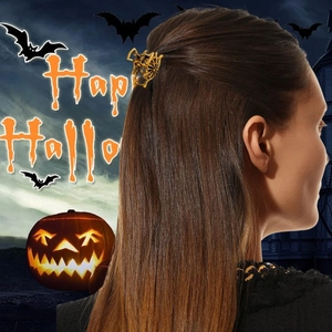 Vue détaillée d'une pince à cheveux toile d'araignée en métal doré portée pour Halloween