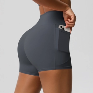 Gros plan sur la poche latérale d'un short de yoga gris taille haute avec un smartphone