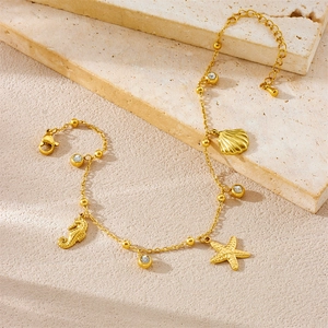 Goldene Fußkette mit Muschel Seestern und Seepferdchen Anhängern und Zirkonia auf Stein