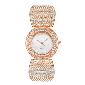 Dettaglio macro dell'orologio al quarzo oro rosa con strass e quadrante in madreperla