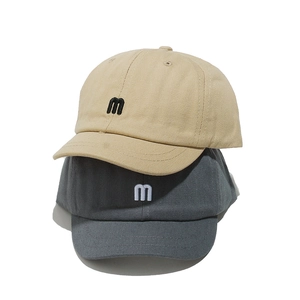 Casquettes de baseball à bord court en coton avec broderie M en kaki et gris foncé