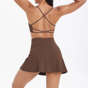 Détail des bretelles croisées du soutien-gorge de sport marron et jupe de sport assortie