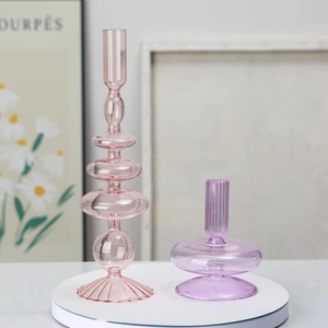 Portacandele in vetro rosa e viola per decorazione d'interni e fiori secchi