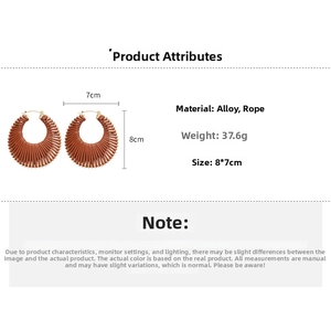 Détail de boucles d'oreilles bohèmes marron en forme d'éventail tressé avec alliage