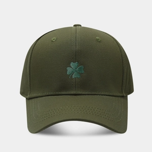 Gorra de béisbol verde oliva clásica con bordado de trébol de cuatro hojas verde al frente