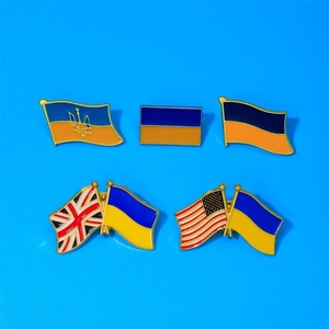 Set de 5 pins en émail drapeau Ukraine avec drapeaux UK et USA sur fond bleu uni
