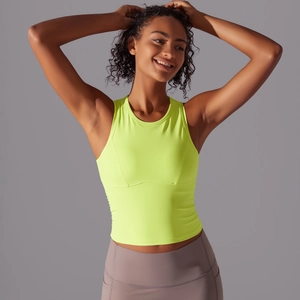 Détail du débardeur de yoga jaune fluo avec fronces et coutures plates de sport