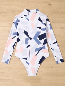 Maillot de bain manches longues à imprimé géométrique posé sur un fond en bois clair