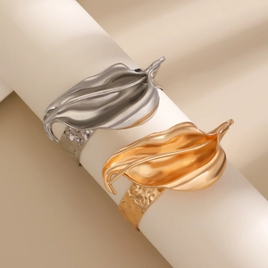 Detailansicht eines unregelmäßigen Metallarmbands mit flüssiger Blattstruktur