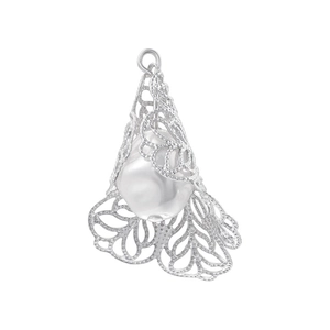 Ciondolo traforato argento con intricato design a vite e perla bianca centrale