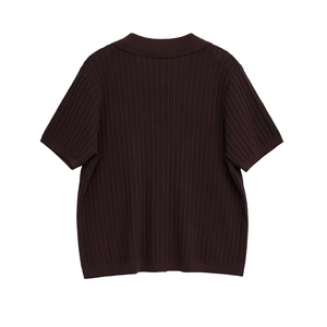 Top a polo in maglia marrone scuro da donna con dettagli di trama su sfondo bianco