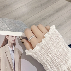Minimalist S925 sterling silver heart-shaped linked ring for women on an elegant model hand