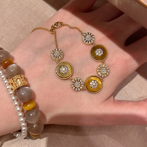 Vue détaillée du bracelet en plaqué or 18k orné de pierres œil de tigre et de zircons