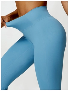Détail de la taille haute extensible et des coutures plates du pantalon de yoga