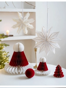 Détails d'ornements en papier alvéolé rouge et blanc pour décoration de Noël intérieure