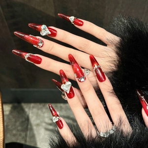 Unghie press-on cat-eye rosse di lusso con strass a cuore 3D e dettagli farfalla argento