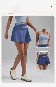 Detail van de cross-over taille op de blauwe sportrok voor tennis en fitness