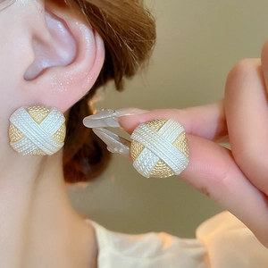 Orecchini a bottone vintage bicolore oro e bianco perla con trama intrecciata su modella
