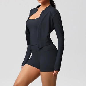 Ensemble de yoga noir 3 pièces avec veste à passe-pouces et short à poches latérales