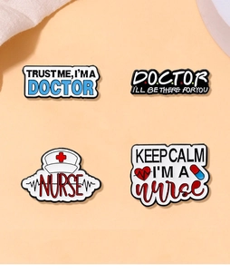 Vue détaillée de quatre badges médicaux en métal avec citations de médecin et infirmière
