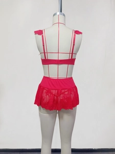 Detaillierte Rückansicht eines roten Spitzen-Lingerie-Sets mit Minirock auf einer Schaufensterpuppe