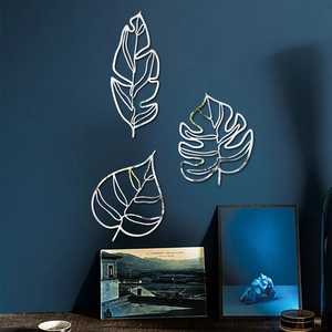 Vue détaillée de la décoration murale en métal 3D argenté sur un mur bleu foncé