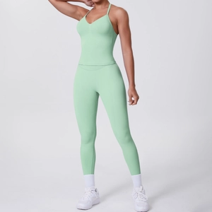 Detail eines minzgrünen Yoga-Sets mit High-Waist-Leggings und Sportweste mit V-Ausschnitt
