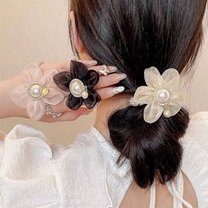 Détail de chouchous en organza fleuri avec perles centrales et accents en strass