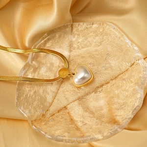 Collana a catena piatta dorata con ciondolo a cuore in perla su seta gialla raffinata